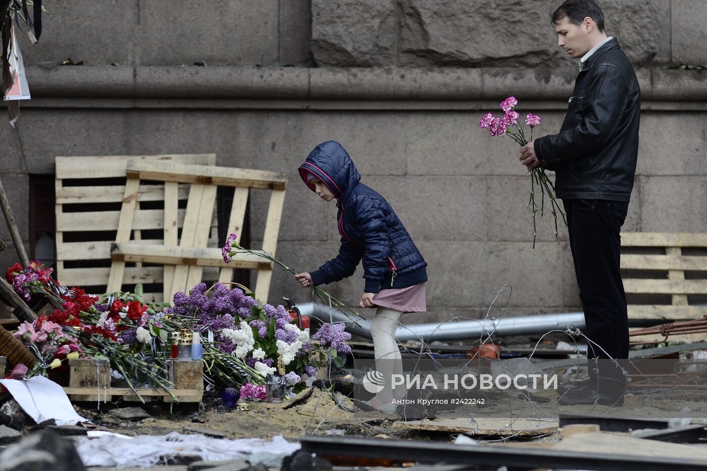 Цветы в память о погибших в результате пожара в Доме профсоюзов в Одессе