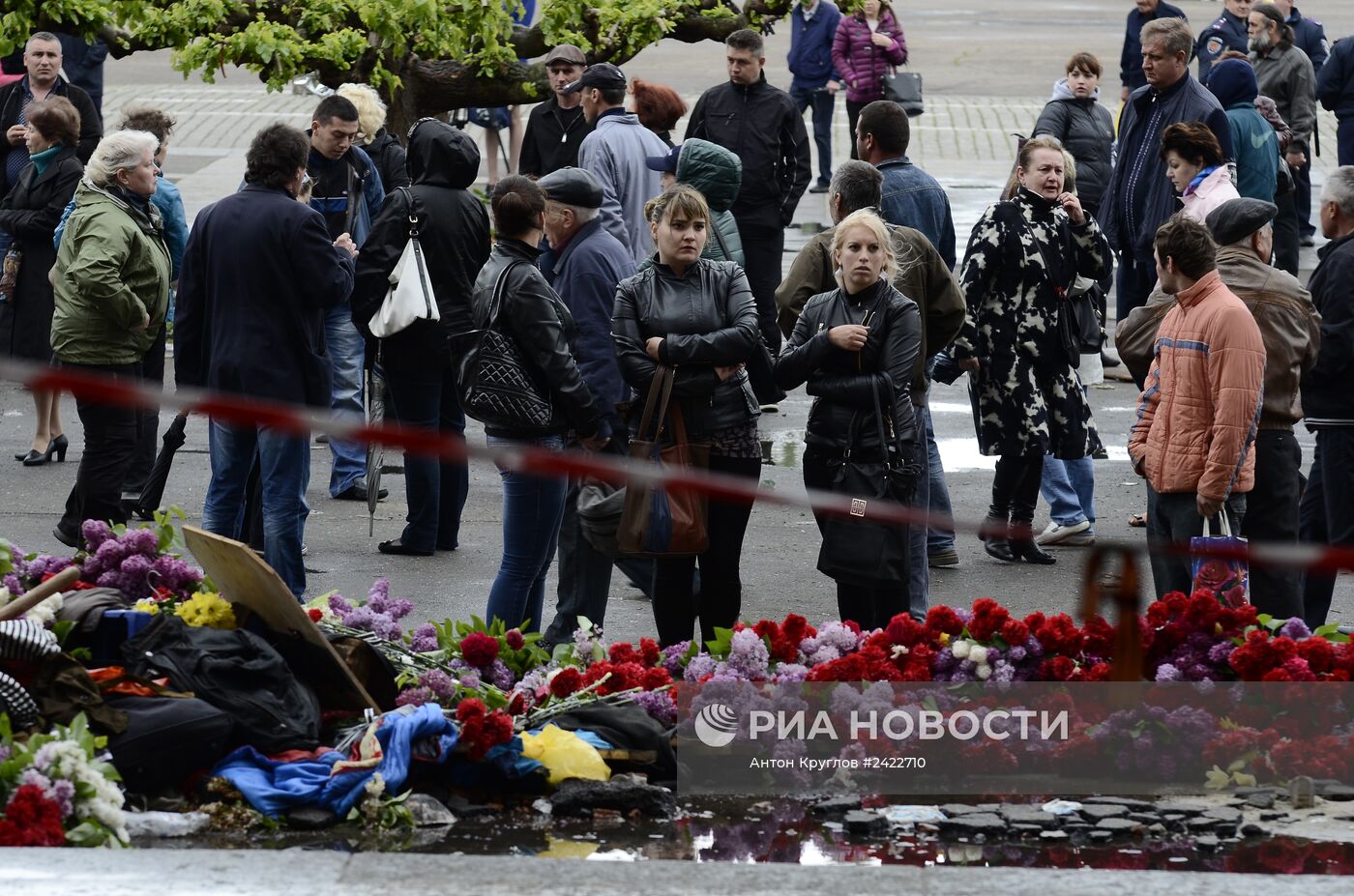 Жители Одессы несут цветы в память о погибших во время пожара в Доме профсоюзов