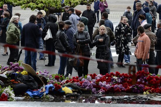 Жители Одессы несут цветы в память о погибших во время пожара в Доме профсоюзов