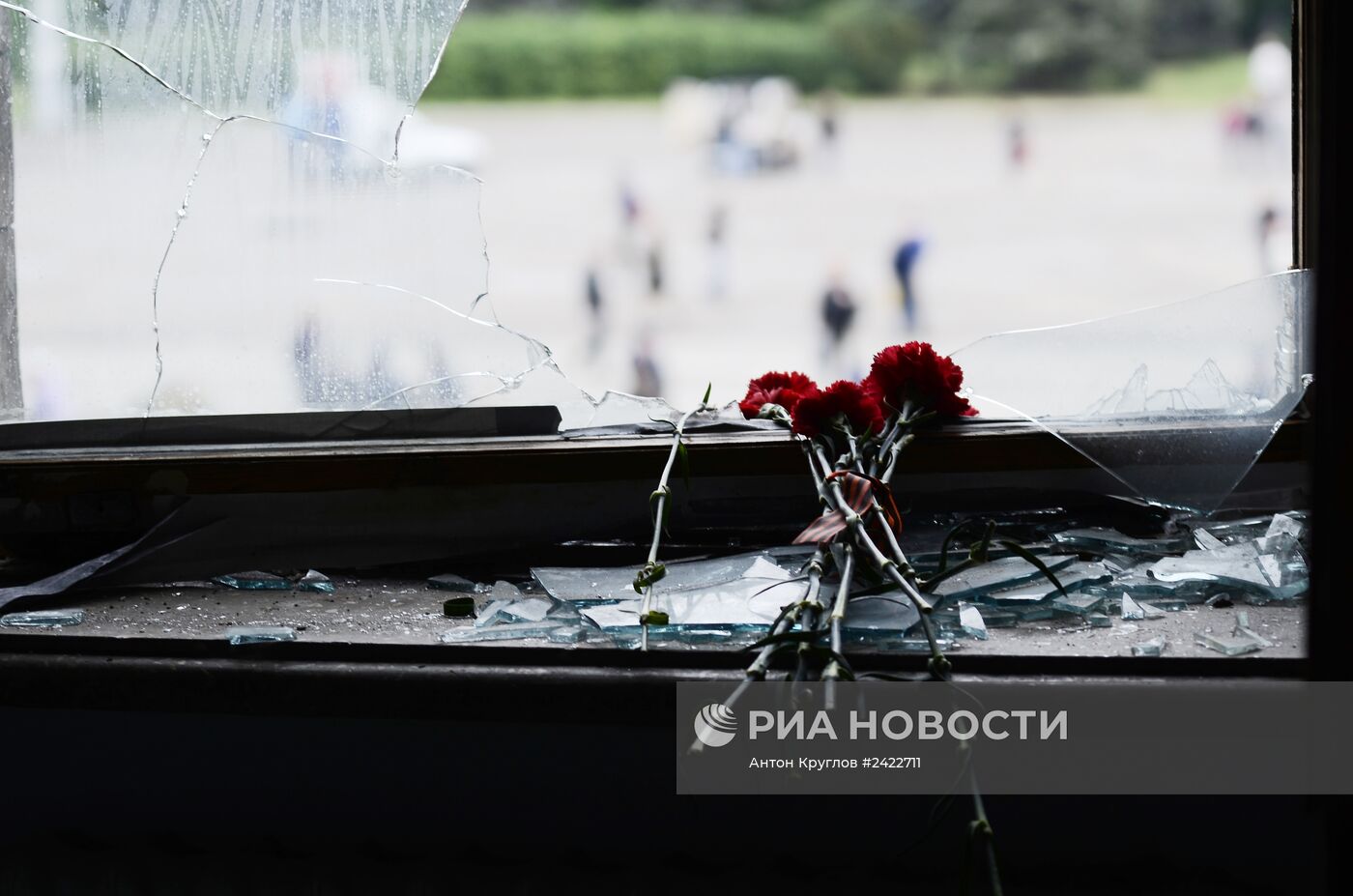 Жители Одессы несут цветы в память о погибших во время пожара в Доме профсоюзов