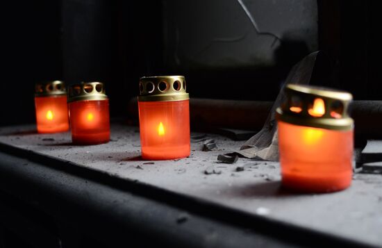 Жители Одессы несут цветы в память о погибших во время пожара в Доме профсоюзов