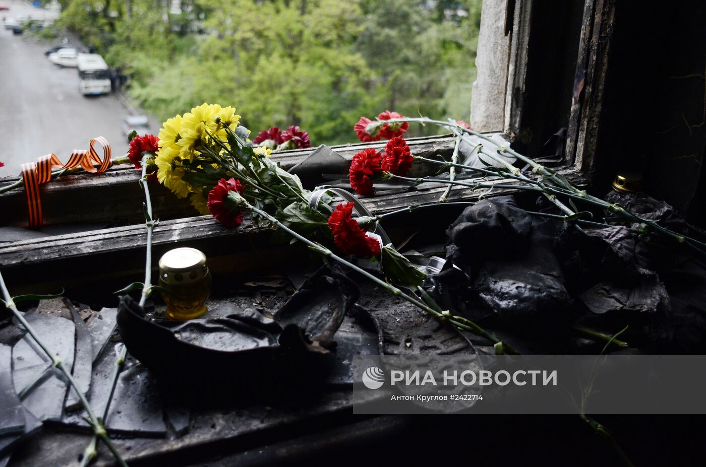 Жители Одессы несут цветы в память о погибших во время пожара в Доме профсоюзов