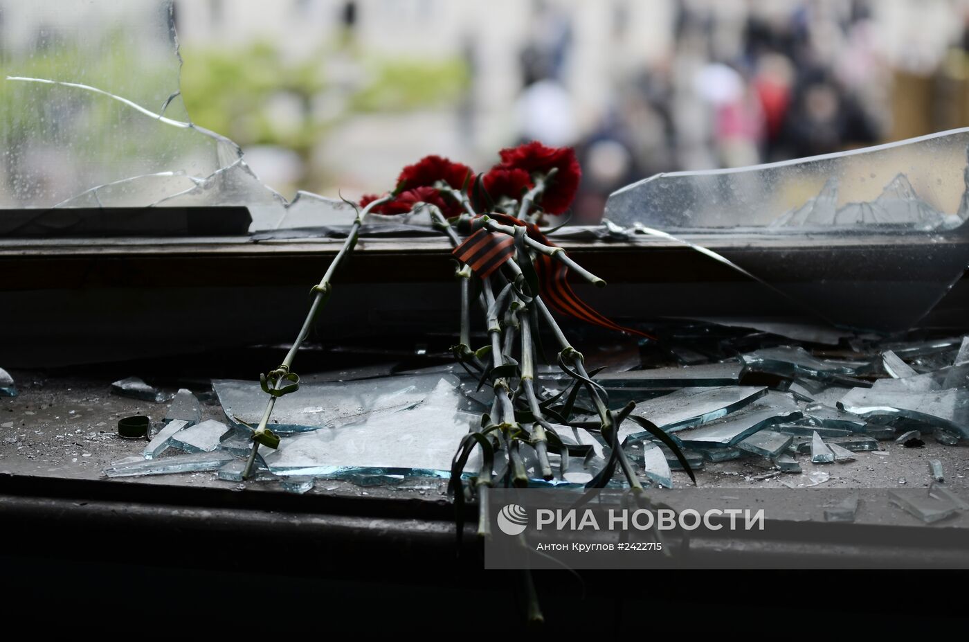 Жители Одессы несут цветы в память о погибших во время пожара в Доме профсоюзов