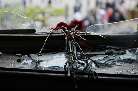 Жители Одессы несут цветы в память о погибших во время пожара в Доме профсоюзов