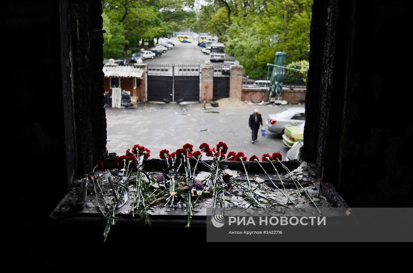 Жители Одессы несут цветы в память о погибших во время пожара в Доме профсоюзов