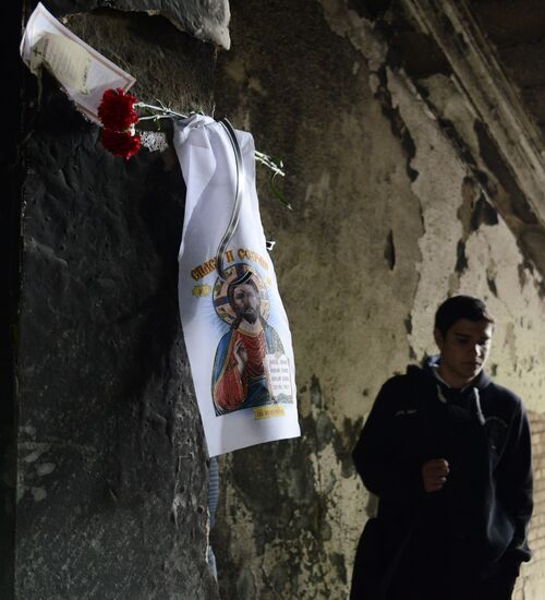 Жители Одессы несут цветы в память о погибших во время пожара в Доме профсоюзов