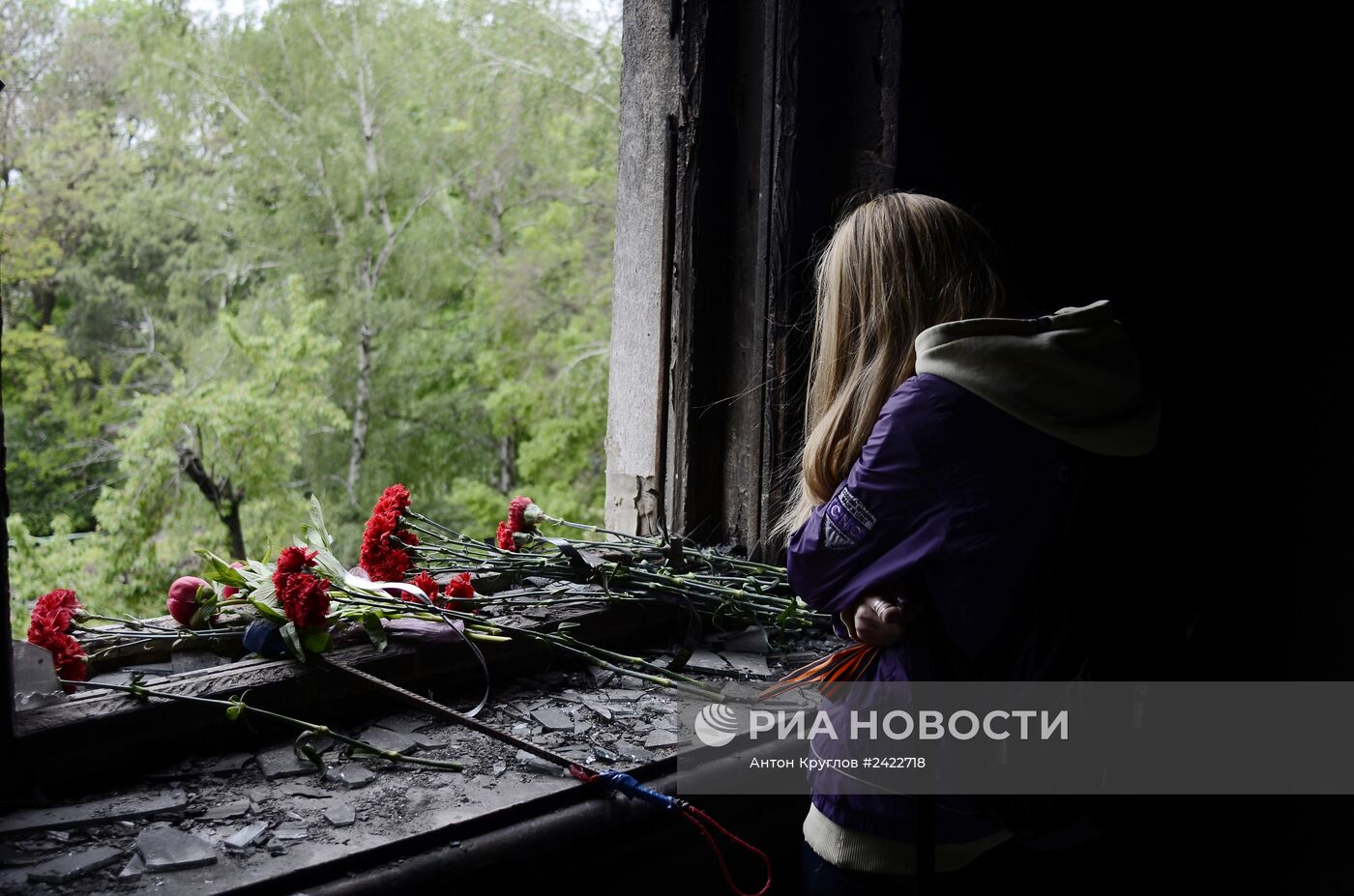 Жители Одессы несут цветы в память о погибших во время пожара в Доме профсоюзов