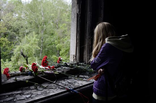 Жители Одессы несут цветы в память о погибших во время пожара в Доме профсоюзов
