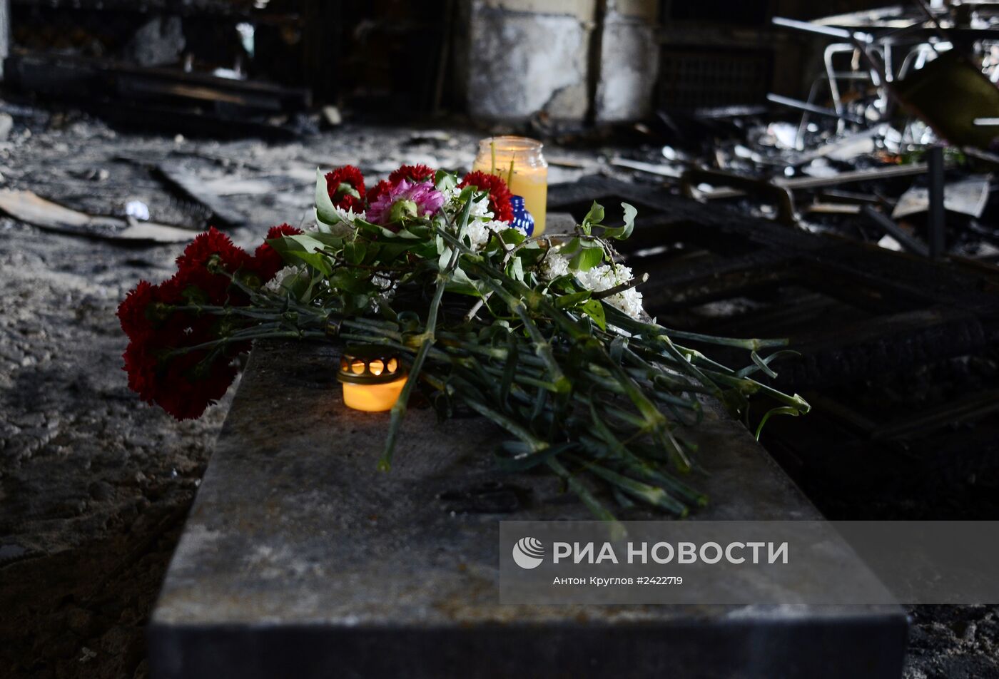 Жители Одессы несут цветы в память о погибших во время пожара в Доме профсоюзов