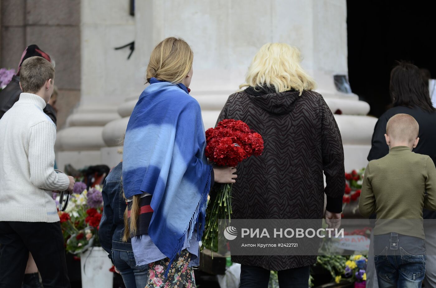 Жители Одессы несут цветы в память о погибших во время пожара в Доме профсоюзов