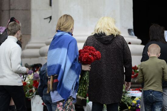 Жители Одессы несут цветы в память о погибших во время пожара в Доме профсоюзов