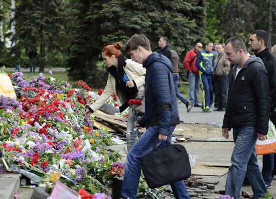 Жители Одессы несут цветы в память о погибших во время пожара в Доме профсоюзов