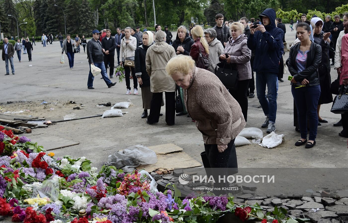 Жители Одессы несут цветы в память о погибших во время пожара в Доме профсоюзов