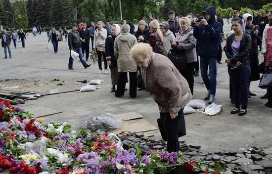 Жители Одессы несут цветы в память о погибших во время пожара в Доме профсоюзов