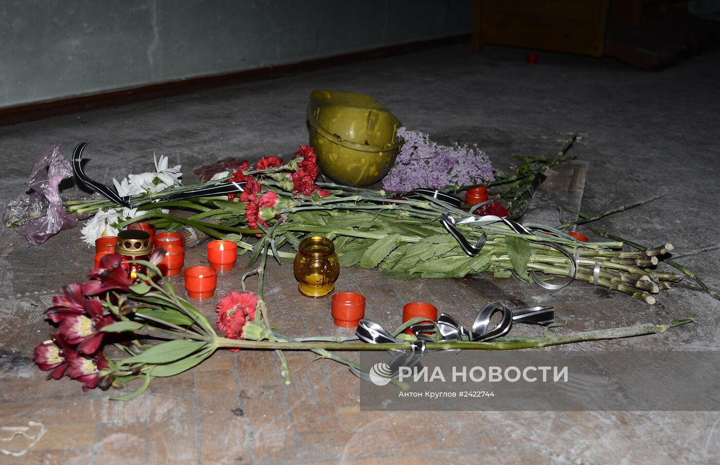 Жители Одессы несут цветы в память о погибших во время пожара в Доме профсоюзов