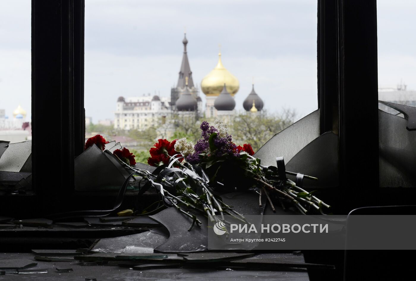 Жители Одессы несут цветы в память о погибших во время пожара в Доме профсоюзов