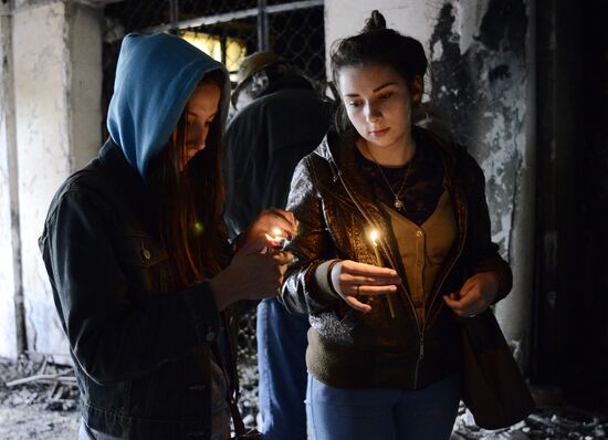 Жители Одессы несут цветы в память о погибших во время пожара в Доме профсоюзов