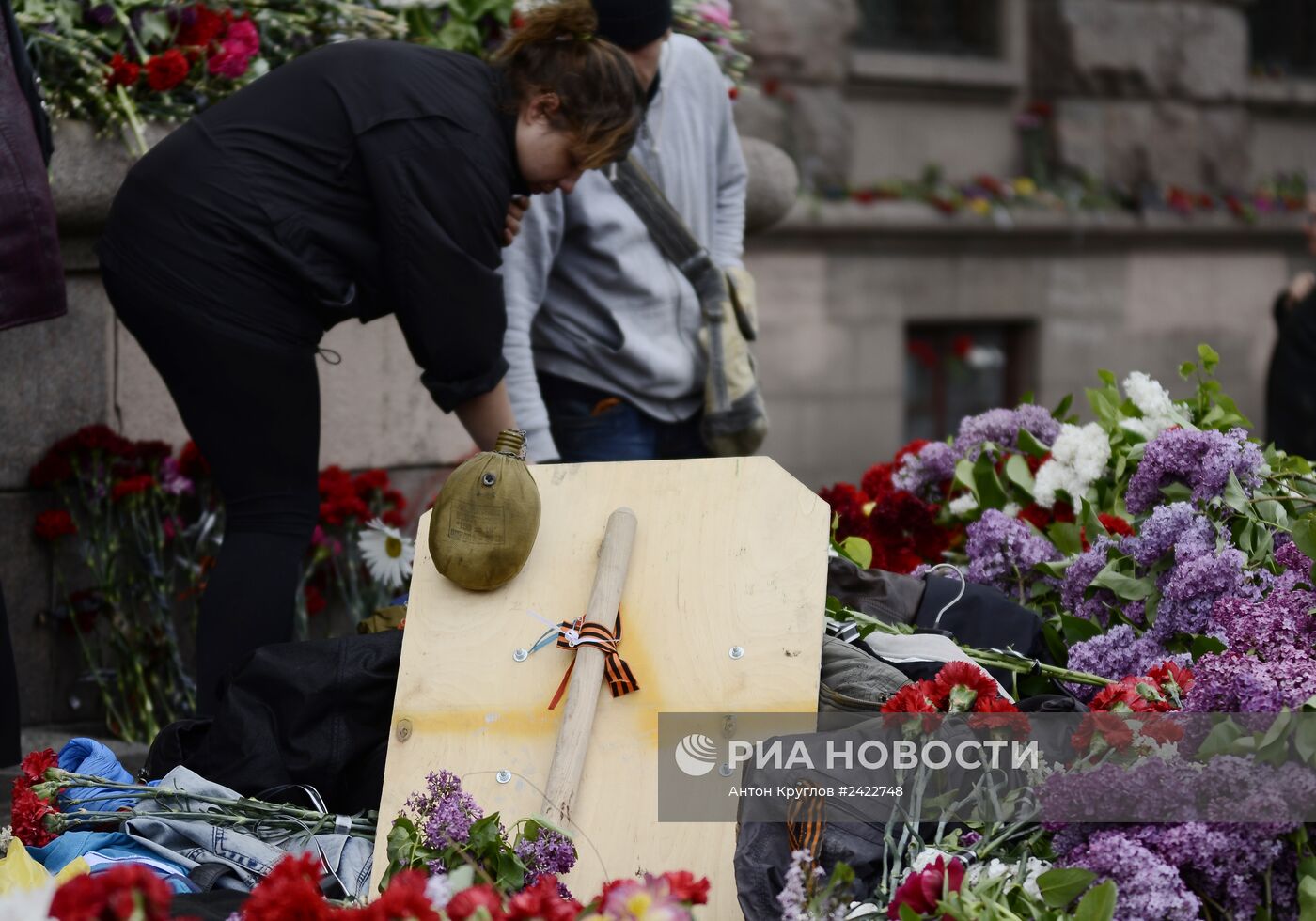 Жители Одессы несут цветы в память о погибших во время пожара в Доме профсоюзов