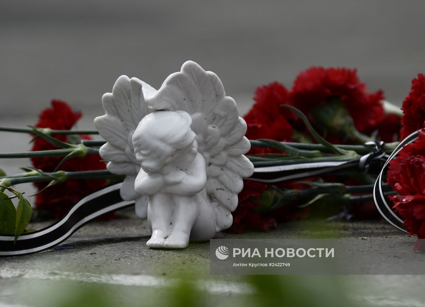 Жители Одессы несут цветы в память о погибших во время пожара в Доме профсоюзов