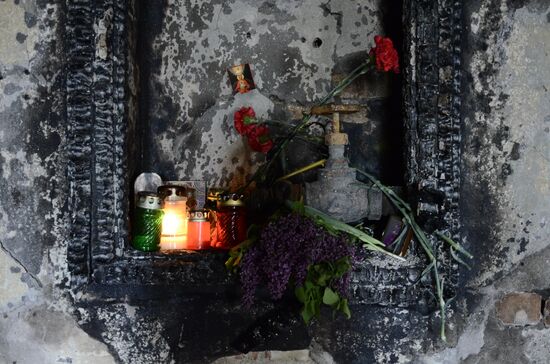 Жители Одессы несут цветы в память о погибших во время пожара в Доме профсоюзов