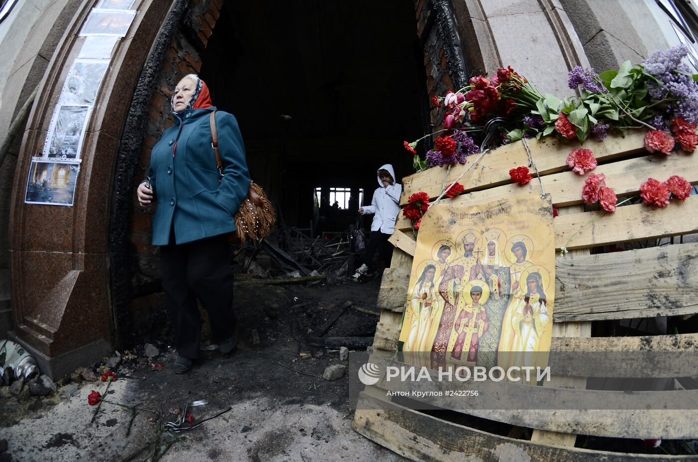 Жители Одессы несут цветы в память о погибших во время пожара в Доме профсоюзов