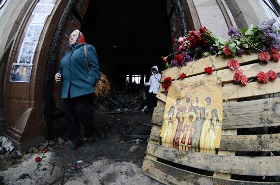 Жители Одессы несут цветы в память о погибших во время пожара в Доме профсоюзов