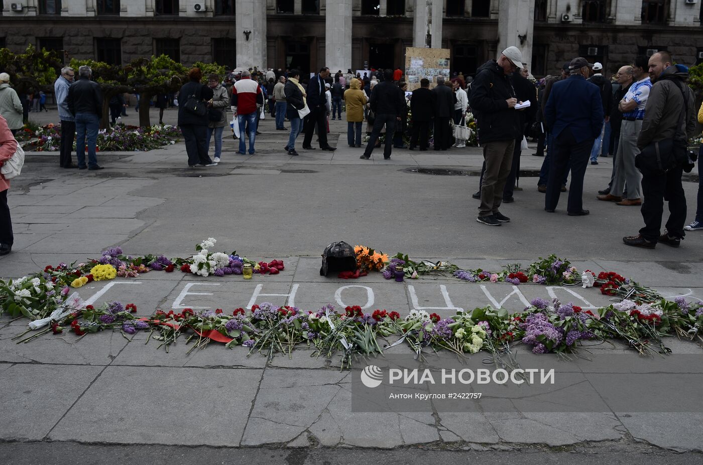 Жители Одессы несут цветы в память о погибших во время пожара в Доме профсоюзов