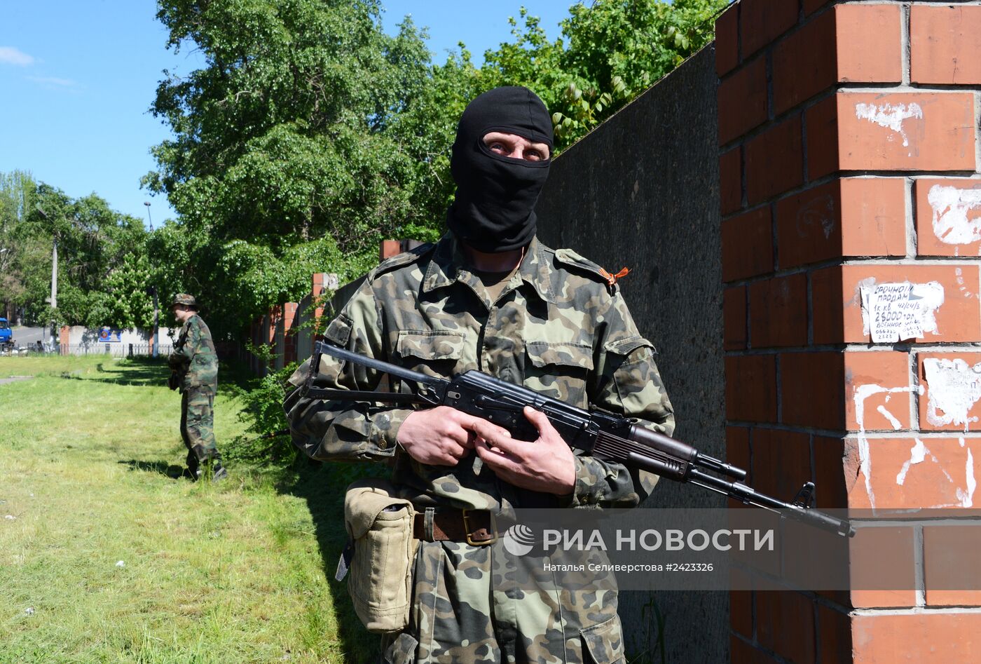 Сторонники федерализации взяли под охрану воинскую часть в Донецке