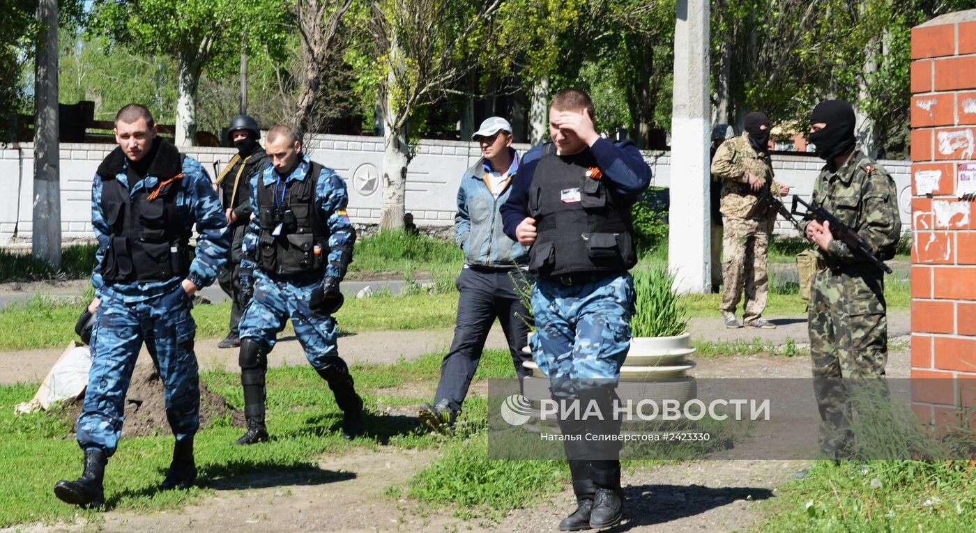 Сторонники федерализации взяли под охрану воинскую часть в Донецке