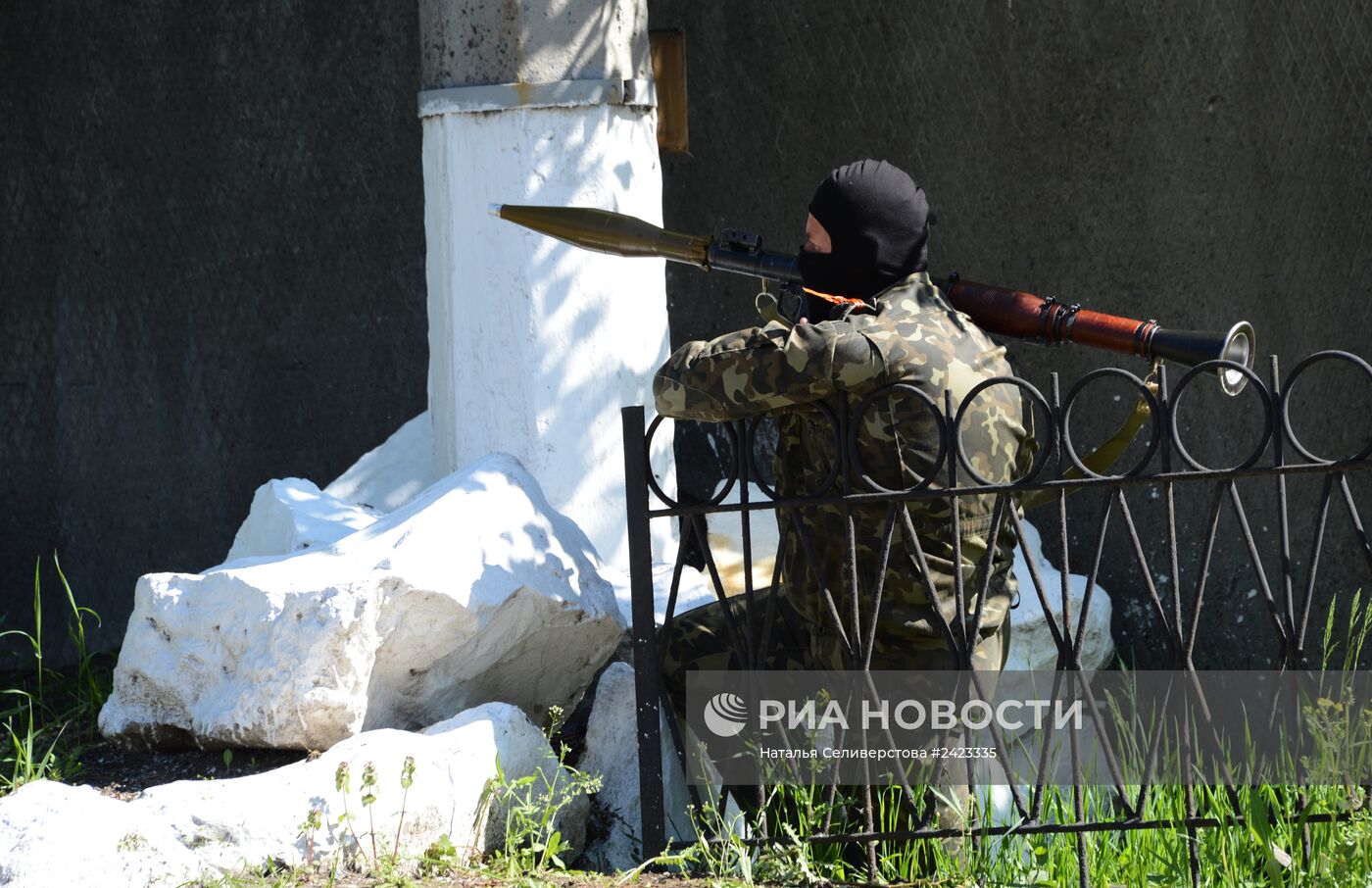 Сторонники федерализации взяли под охрану воинскую часть в Донецке