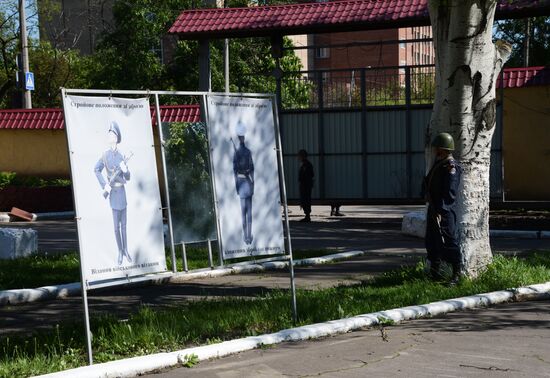Сторонники федерализации взяли под охрану воинскую часть в Донецке