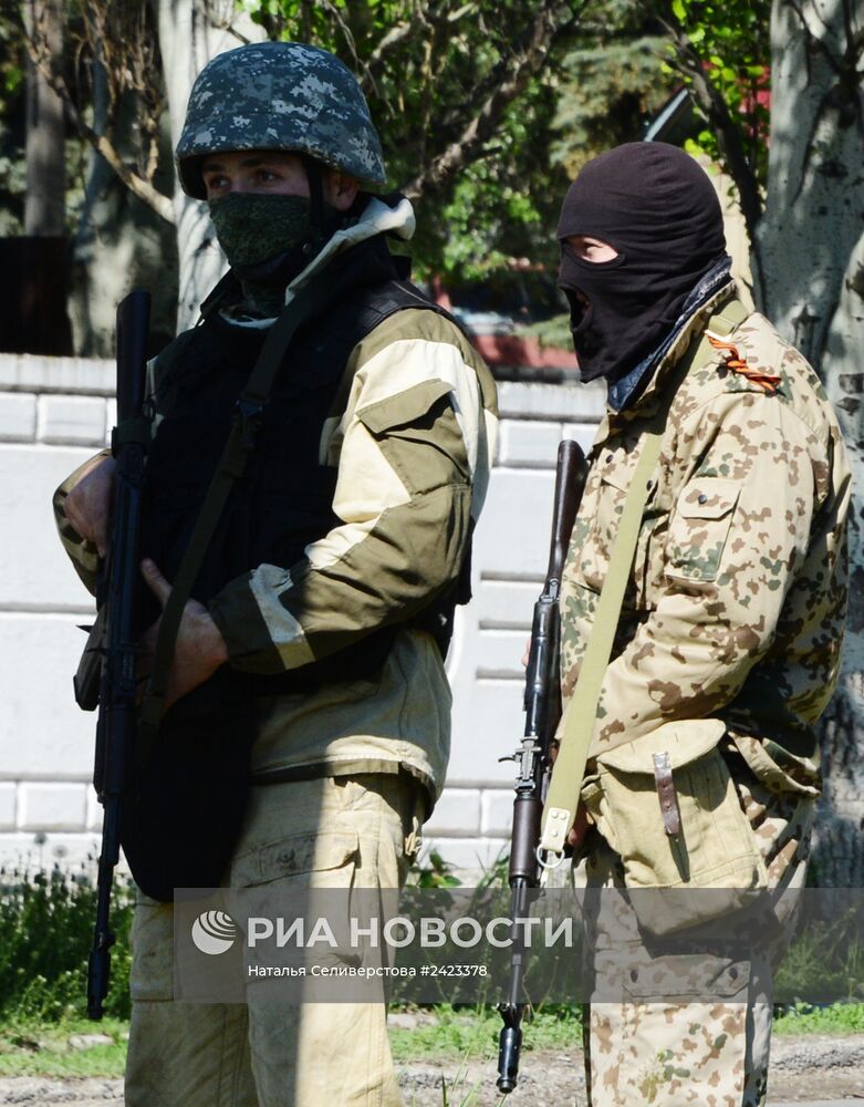 Сторонники федерализации взяли под охрану воинскую часть в Донецке