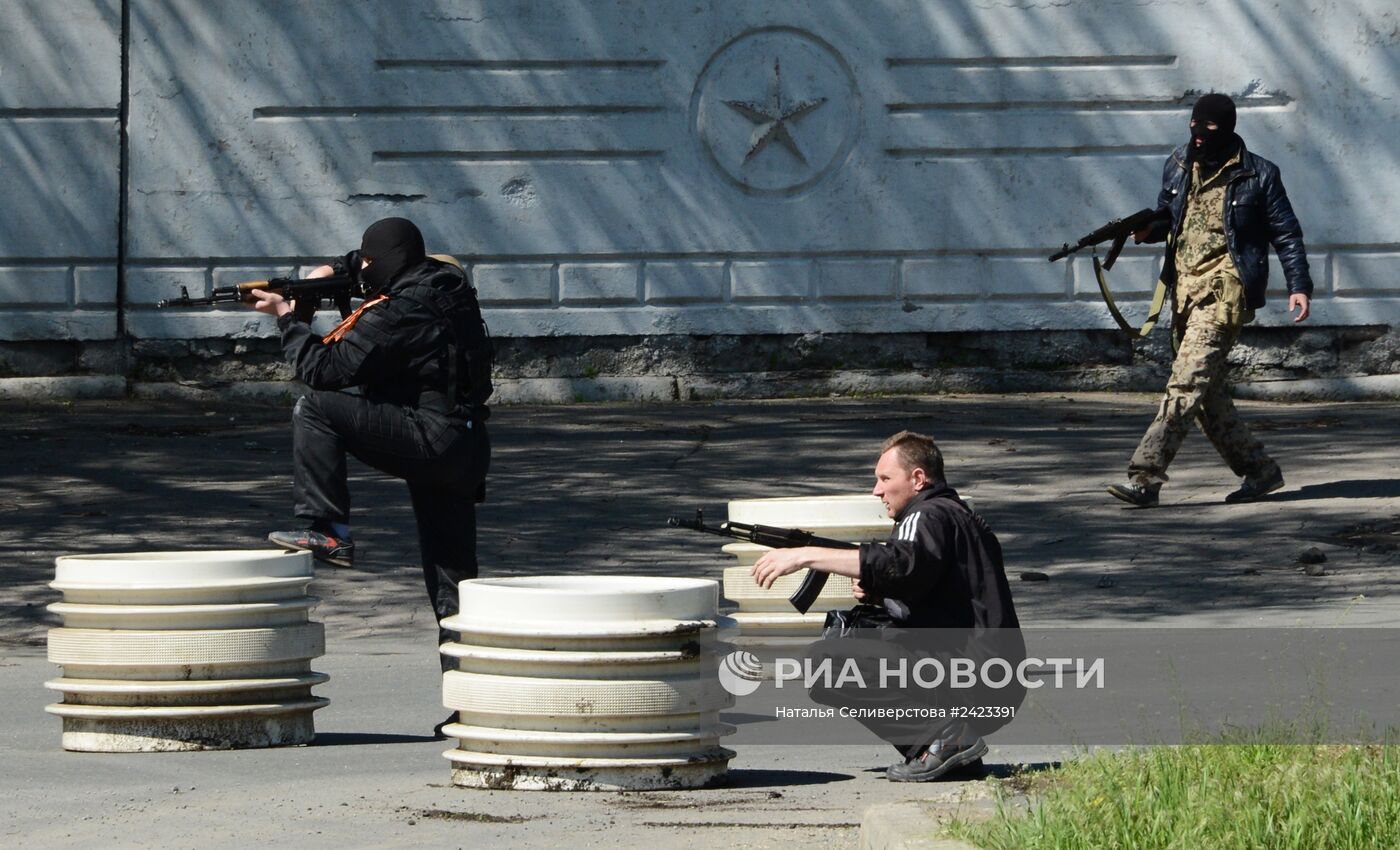 Сторонники федерализации взяли под охрану воинскую часть в Донецке