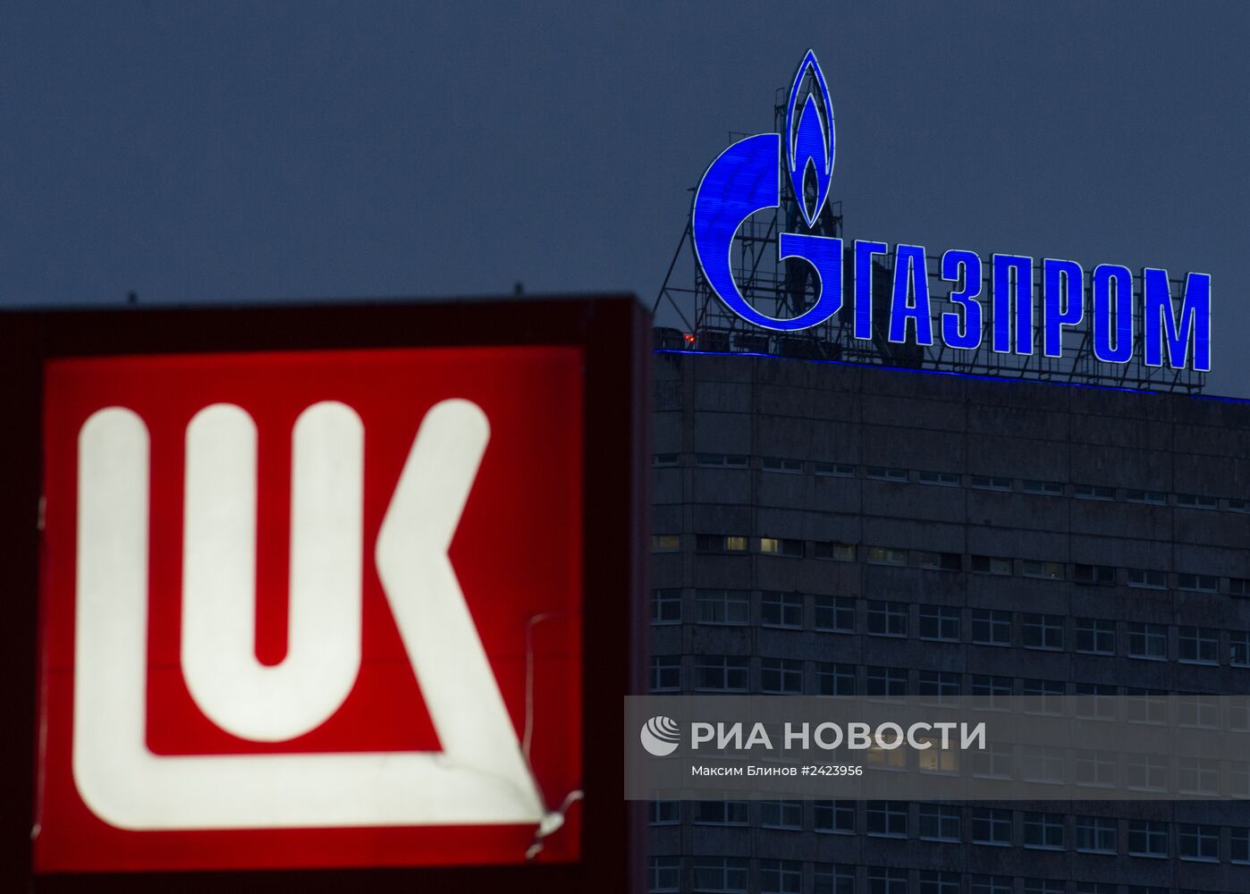 Логотип компании "Газпром" на административном здании в Москве