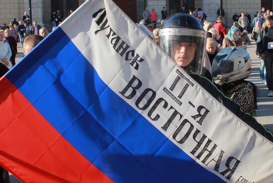 Митинг сторонников федерализации у здания ГУ МВД в Луганске