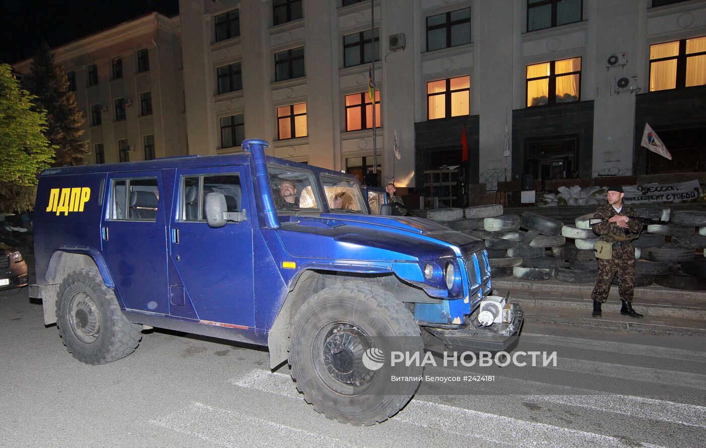 Джип "Тигр", подаренный В.Жириновским народным ополченцам, прибыл в Луганск