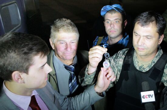 Джип "Тигр", подаренный В.Жириновским народным ополченцам, прибыл в Луганск
