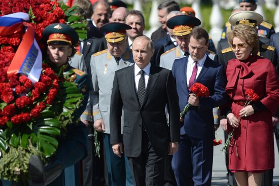 Возложение венка и цветов к Могиле Неизвестного солдата у Кремлевской стены