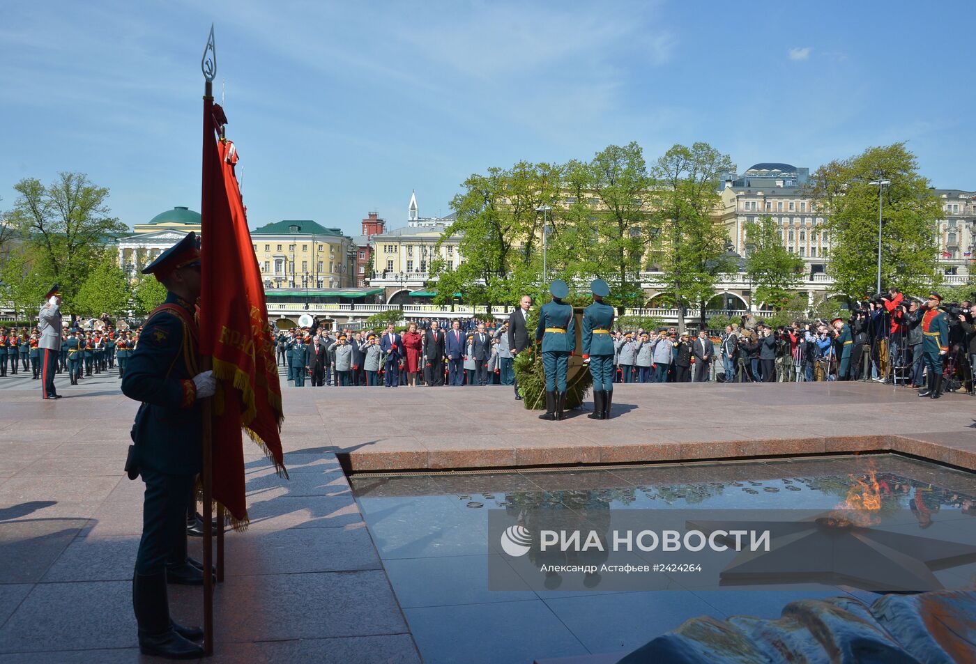 Возложение венка и цветов к Могиле Неизвестного солдата у Кремлевской стены