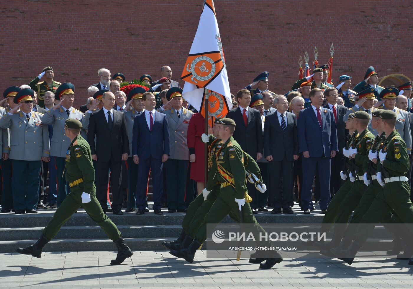 Возложение венка и цветов к Могиле Неизвестного солдата у Кремлевской стены