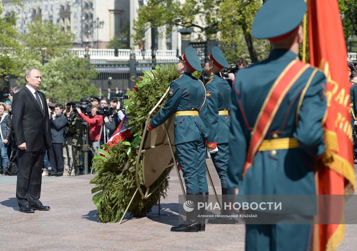 Возложение венка и цветов к Могиле Неизвестного солдата у Кремлевской стены