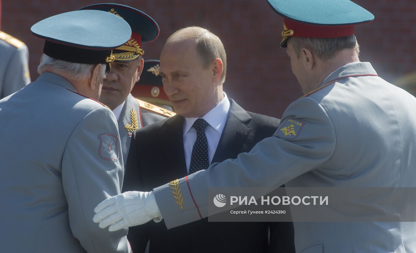 Возложение венка и цветов к Могиле Неизвестного солдата у Кремлевской стены