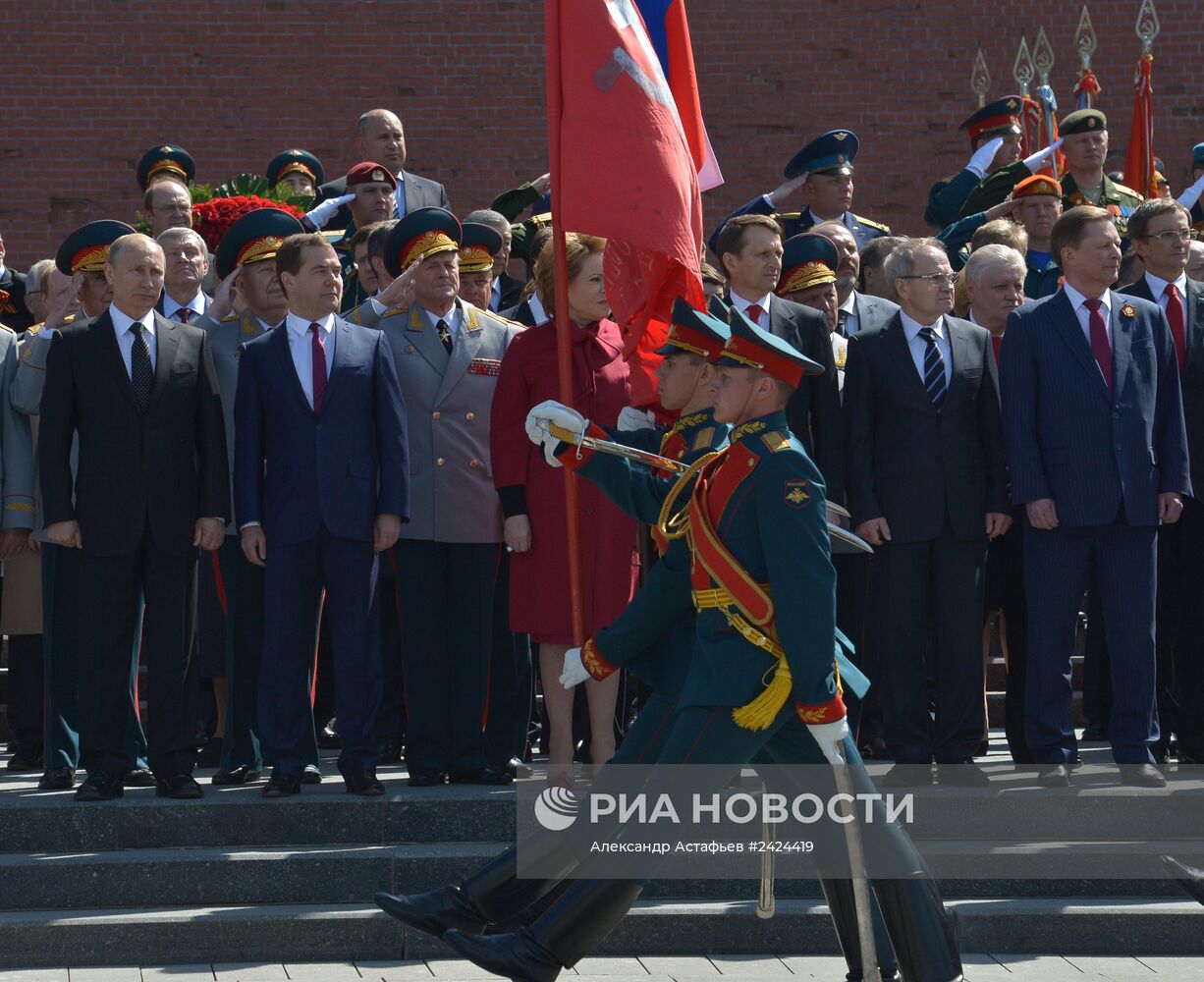 Возложение венка и цветов к Могиле Неизвестного солдата у Кремлевской стены