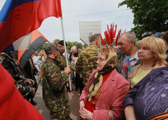 Митинг сторонников федерализации в поддержку референдума в Луганске