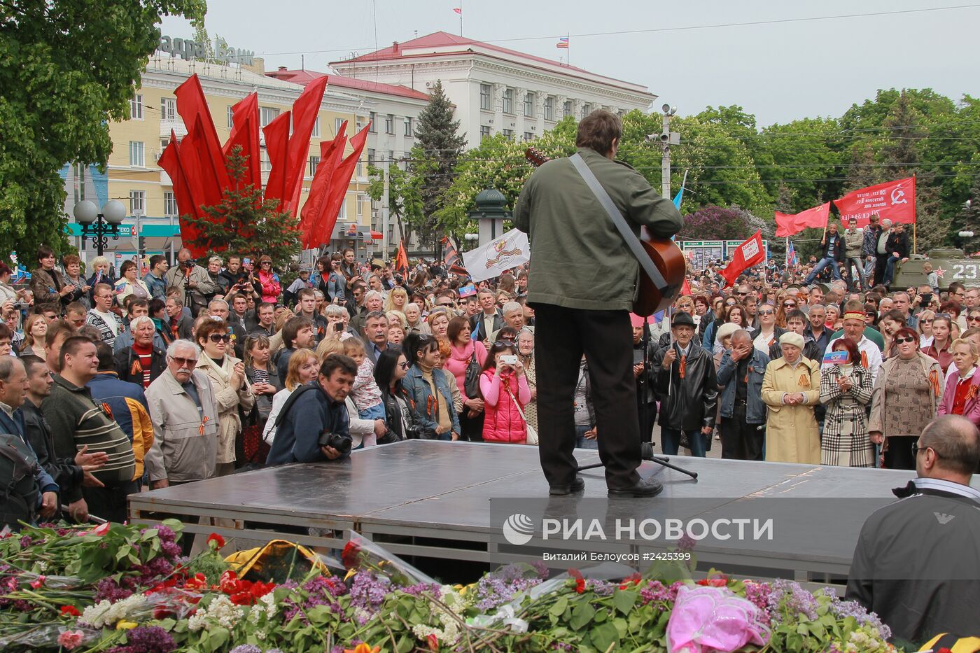 Митинг сторонников федерализации в поддержку референдума в Луганске