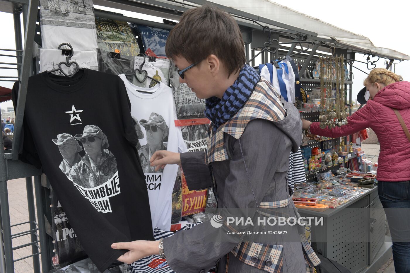 Минобороны РФ начало продажу фирменной продукции "Армия России" и "Вежливые люди"