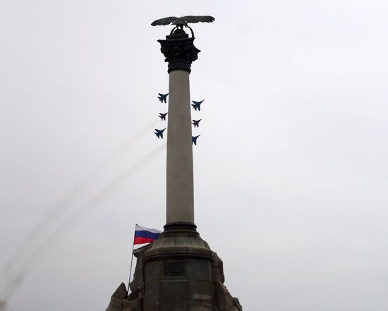 Воздушный парад в Севастополе в честь Дня Победы