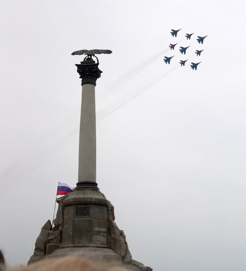 Воздушный парад в Севастополе в честь Дня Победы
