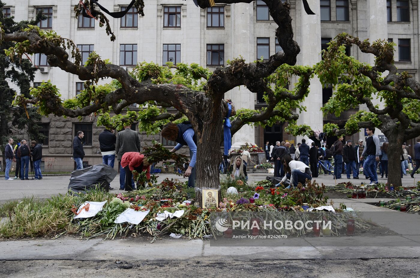 Траурные мероприятия у Дома профсоюзов в Одессе.