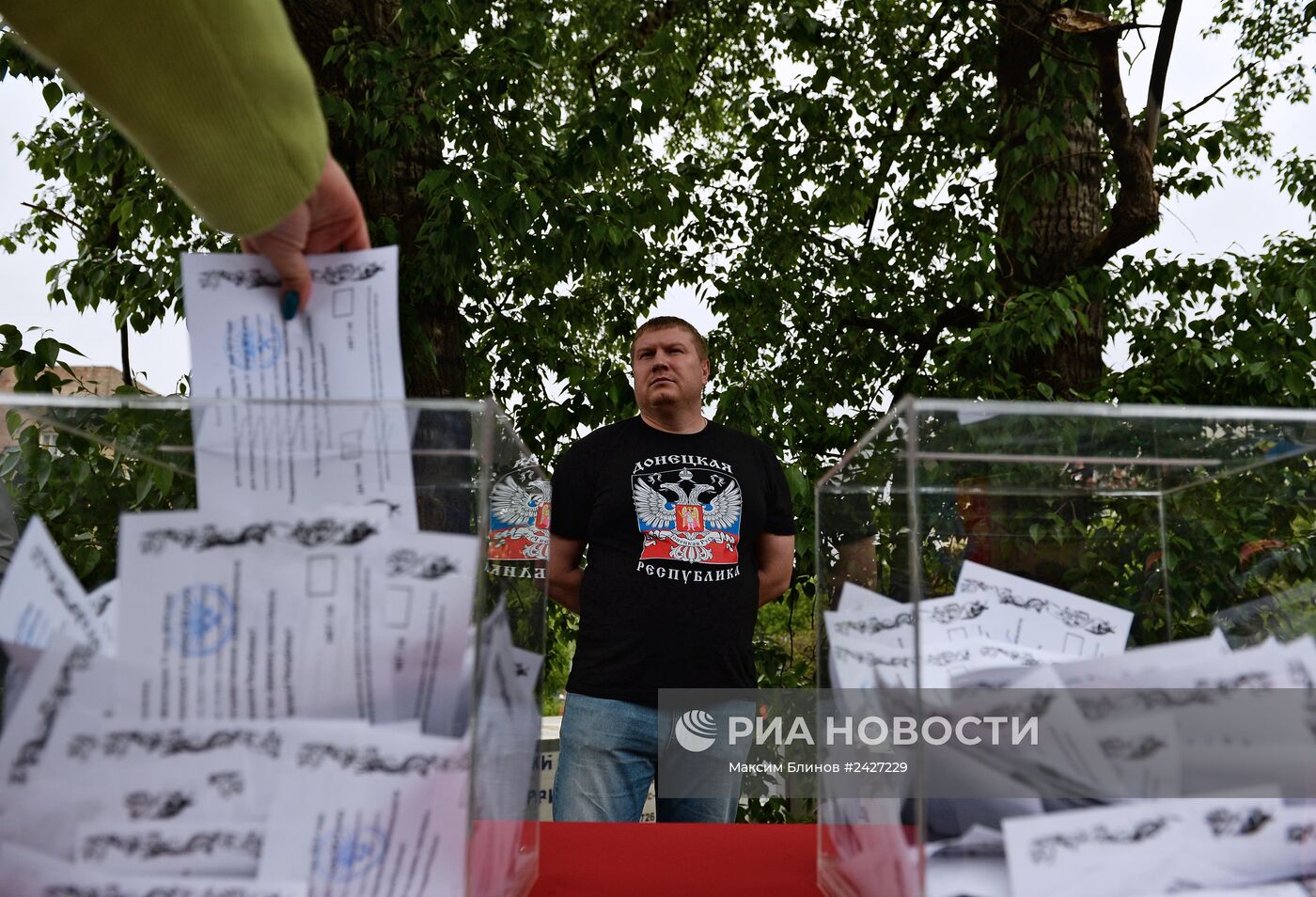 Голосование на референдуме жителей юго-востока Украины в Москве